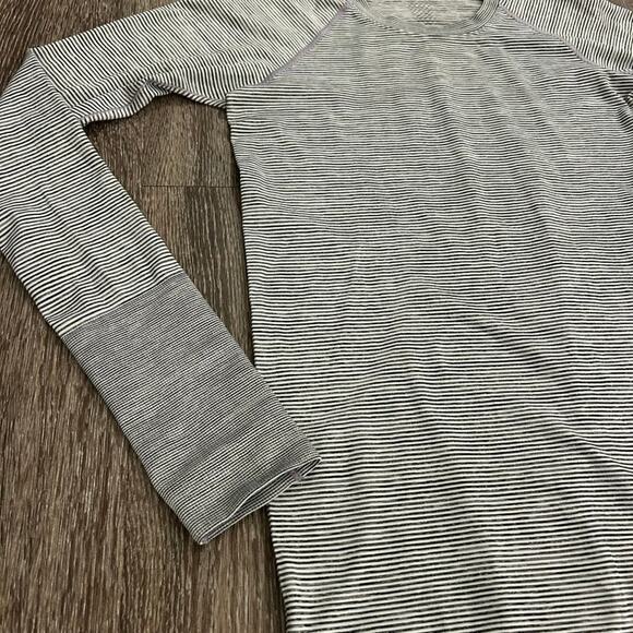 EUC Lululemon Swiftly Tech Long Sleeve 2.0 Tetra Stripe Asphalt Grey /Violet US8 - Picture 13 of 16